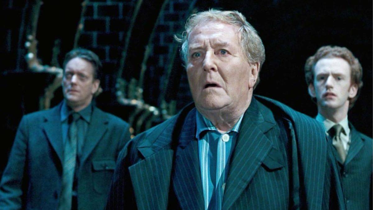 Robert Hardy jako Cornelius krówki w Harrym Potterze i Zakon Phoenix